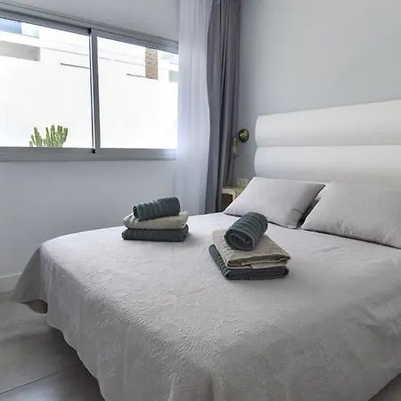 White Hibiscus Apartment