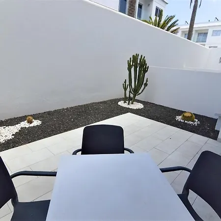 Apartment White Hibiscus