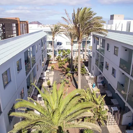 White Hibiscus Apartment