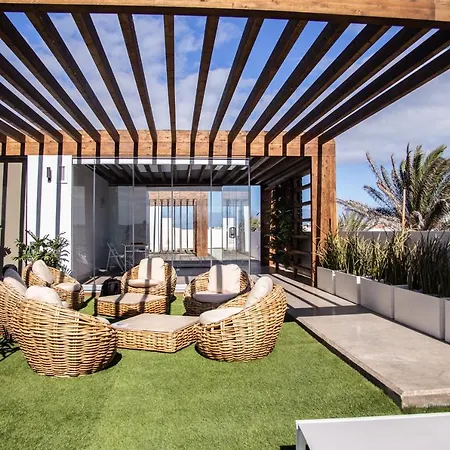 White Hibiscus Apartment *